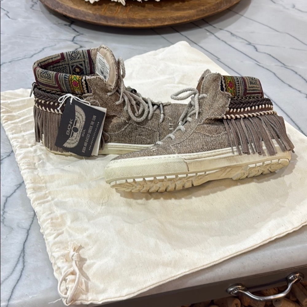 Emonk Ibiza one of a kind sneaker NEW